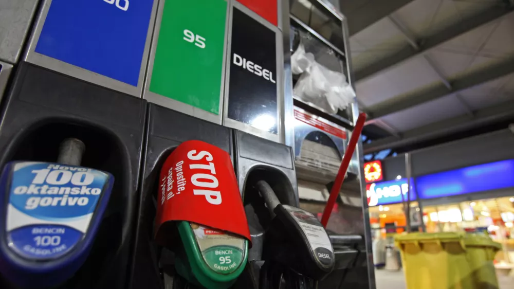 PETROL bencinski servis - črpalka- podražitev bencina - cene goriv na bencinskih črpalkah bistveno višje//FOTO: Luka Cjuha