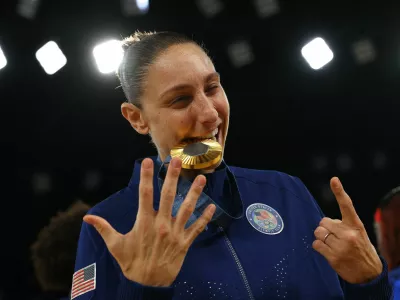 Paris 2024 Olympics - Basketball - Women's Victory Ceremony - Bercy Arena, Paris, France - August 11, 2024. Gold medallist Diana Taurasi of United States celebrates with her medal. REUTERS/Brian Snyder