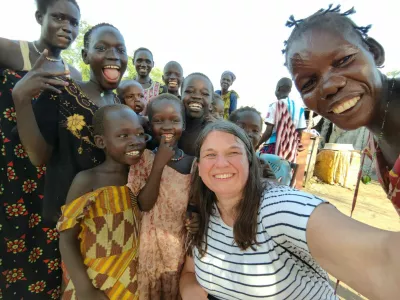 Jana Lampe je na terenskem obisku v Južnem Sudanu videla, da ljudje nimajo ničesar, pa so kljub vsemu še veseli. "To je nekaj, kar bi se morali od njih naučiti," je prepričana. / Foto: Osebni Arhiv