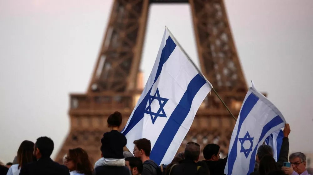 Israel supporters hold flags as they protest, following Hamas' biggest attack on Israel in years, in Paris, France, October 9, 2023. REUTERS/Benoit Tessier