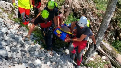 Med transportom pokojnika po strmem in zahtevnem gozdnem terenu je na enega od reševalcev padla skala in ga hudo poškodovala. Foto: GRS Kamnik