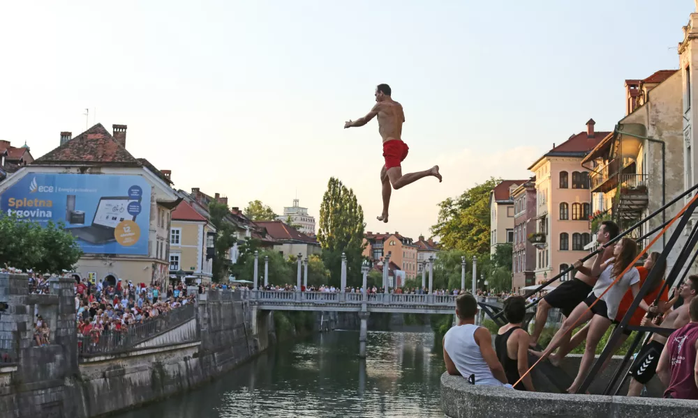 ﻿- 20.07.2016 - Ljubljanica - brezplačna cirkuška in akrobatska predstava na vodi z naslovom Alica v vodni deželi v organizaciji bežigrajskega društva Sokol - prvi vseslovenski akrobatski cirkus nad Ljubljanico uprizorilo več kot 100 akrobatov //FOTO: Bojan Velikonja / Foto: Bojan Velikonja