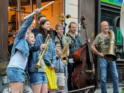 Udeleženci šole Jazz Ravne, ki se družijo pod imenom Jazz Mulci, bodo gostovali tudi na Hrvaškem, pri prijateljskem festivalu Jazz u vinogradu. Desno ob njih njihov mentor Samo Kolar. Foto: arhiv Festivala slovenskega jazza