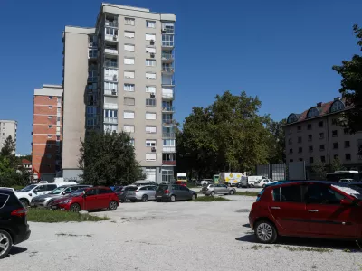 Stolpnica, ki jo družba C-Tower namerava zgraditi na mestu sedanjega parkirišča ob Celovški cesti, povzroča skrbi bližnjim sosedom. Foto: Bojan Velikonja