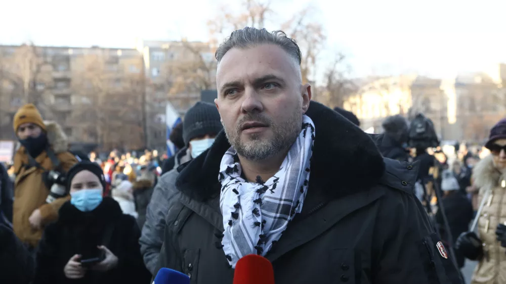 ﻿Anis Ličina, eden glavnih pobudnikov nasilnega protesta 5. novembra- 13.01.2021 – Trg republike - protestni shod v organizaciji civilne iniciative Maske dol pod geslom Enotni in svobodni smo pod Triglavom doma – protest  //FOTO: Luka Cjuha.