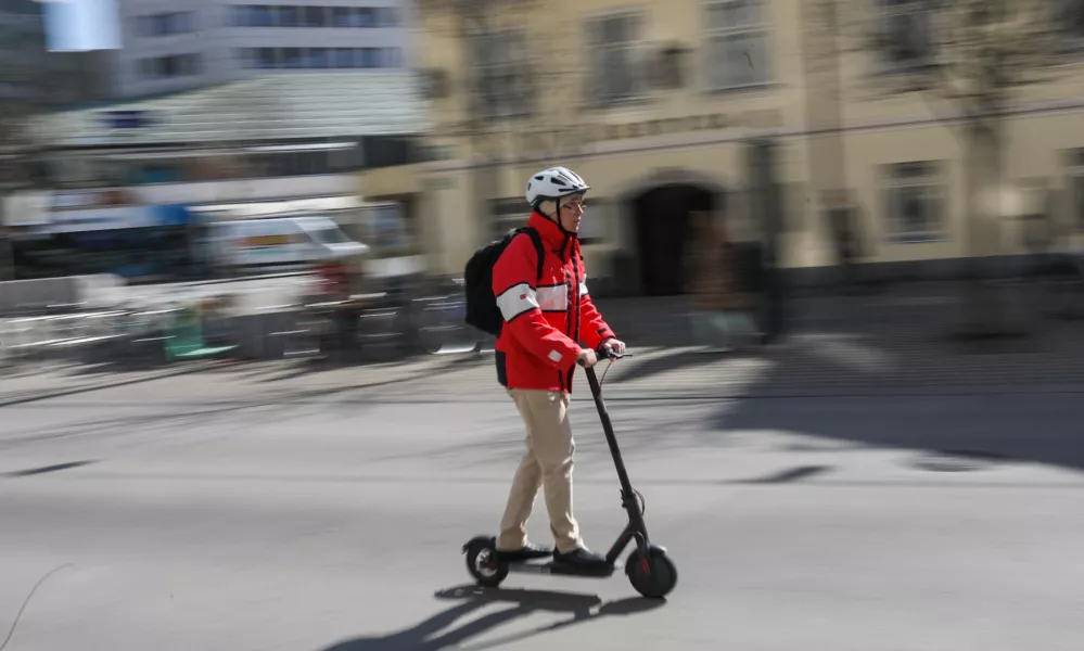 V Sloveniji legalno ni mogoče kupiti električnega skiroja, ki bi presegal hitrost 25 km/h. Vendar lahko posameznik po le nekaj ogledih videoposnetkov na youtubu spremeni omejeno hitrost. Fotografija je simbolična. Foto: Bojan Velikonja 