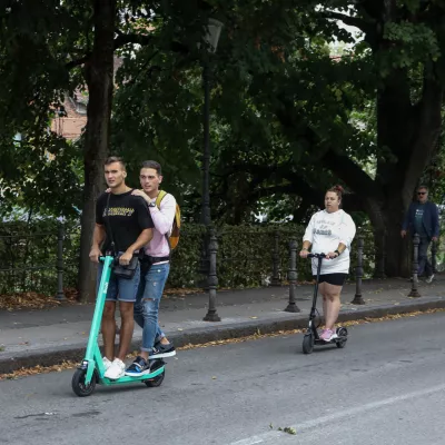  - nevarna vožnja s skiroji - 31.08.2022 – Električni skiroji podjetja Bolt v Ljubljani – omejitev hitrosti izposojenih e-skirojev v peš coni na pet kilometrov na uro.  //FOTO: Luka Cjuha