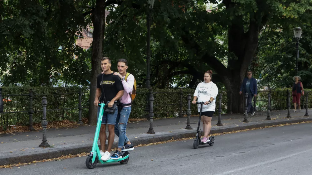  - nevarna vožnja s skiroji - 31.08.2022 – Električni skiroji podjetja Bolt v Ljubljani – omejitev hitrosti izposojenih e-skirojev v peš coni na pet kilometrov na uro.  //FOTO: Luka Cjuha