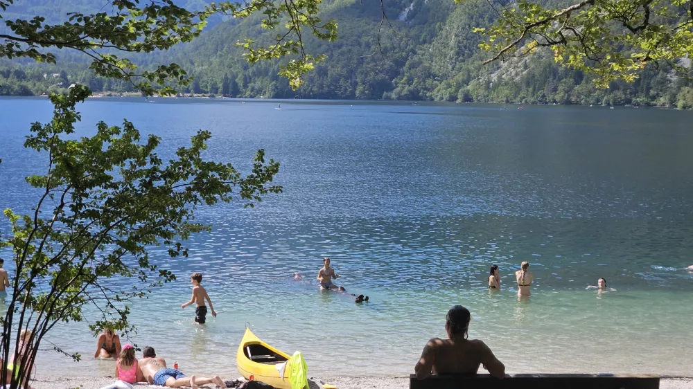 Za obisk Bohinjskega jezera potrebujemo tudi nekaj potrpežljivosti. Foto: STA