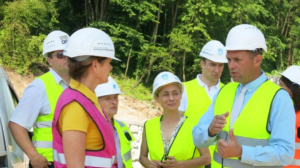 Ministrica za infrastrukturo Alenka Bratušek in blejski župan Anton Mežan sta si lani skupaj ogledala gradbišče južne obvoznice. Foto: STA