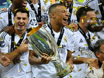 Nogometaši Reala iz Madrida so že šestič v zgodovini osvojili evropski superpokal, prvič jim je do lovorike pomagal Kylian Mbappe. Foto: Reuters