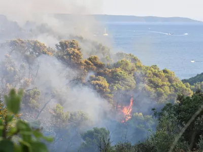 18.07.2024., Trogir - U popodnevnim satima izbio je pozar otvorenog prostora kod Trogira, u blizini hotelskog naselja Medena. U gasenju sudjeluju 3 Canadaira i 70 vatrogasaca s 20 vozila. Photo: Josko Herceg/PIXSELL