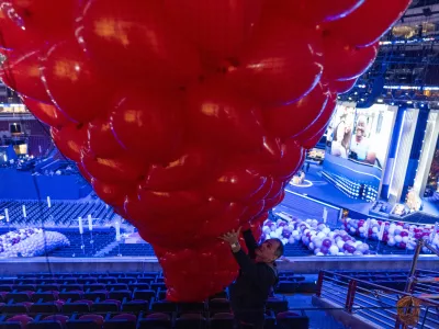 Brez balonov na konvencijah ne gre. Moški jih pomaga spraviti pod strop dvorane United Center v Chicagu, od koder jih bodo spustili med udeležence. Foto:  AP