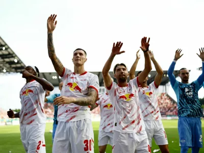 Soccer Football - DFB Cup - First Round - Rot-Weiss Essen v RB Leipzig - Stadion Essen, Essen, Germany - August 17, 2024 RB Leipzig's Kevin Kampl and Benjamin Sesko celebrate after the match REUTERS/Leon Kuegeler DFB REGULATIONS PROHIBIT ANY USE OF PHOTOGRAPHS AS IMAGE SEQUENCES AND/OR QUASI-VIDEO.