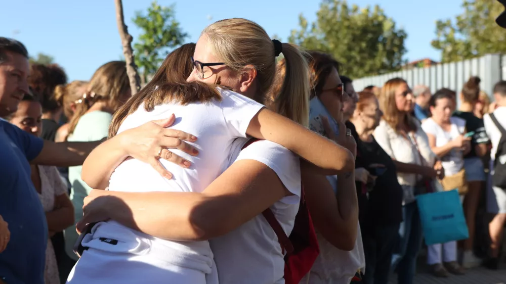 28 September 2023, Spain, Jerez de la Frontera: A woman hugs a student after a knife attack. Several people have been injured in a knife attack at a school in Jerez de la Frontera. Photo: Nacho Frade/EUROPA PRESS/dpa