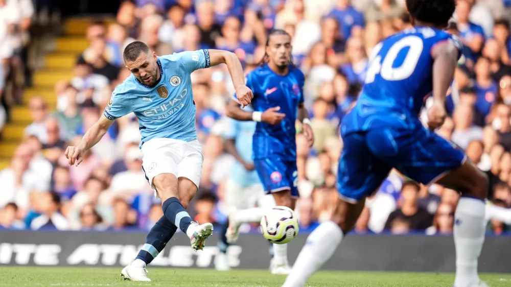 18 August 2024, United Kingdom, London: Manchester City's Mateo Kovacic (L) scores his side's second goal during the English Premier League soccer match between Chelsea and Manchester City at Stamford Bridge. Photo: Adam Davy/PA Wire/dpa