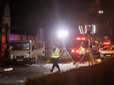 Israeli security and emergency responders work at the site of a bomb blast in Tel Aviv, Israel August 18, 2024. REUTERS/Moti Milrod ISRAEL OUT. NO COMMERCIAL OR EDITORIAL SALES IN ISRAEL