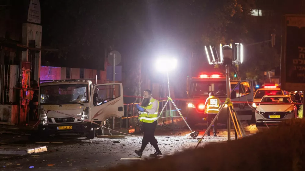 Israeli security and emergency responders work at the site of a bomb blast in Tel Aviv, Israel August 18, 2024. REUTERS/Moti Milrod ISRAEL OUT. NO COMMERCIAL OR EDITORIAL SALES IN ISRAEL