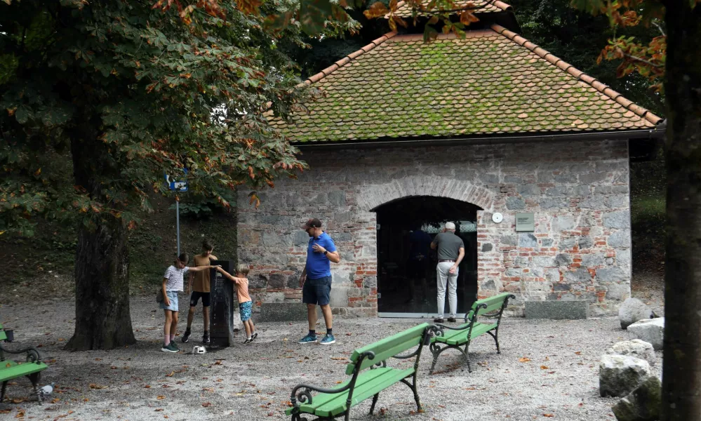 19.08.2024 - Ljubljanski grad, vodnjaki, - vodnjak s pohodnim gonilnim kolesom pred Ljubljanskim gradom (Foto: Tomaž Skale