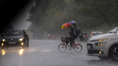 kolesar- 15.09.2022 - Močno deževje in poplave v Ljubljani - neurje - meteorna voda je zalila več garaž, podhodov, kletnih in stanovanjskih prostorov, skladišč in poslovnih prostorov, pa tudi prostore osnovne šole in vrtca, lekarne ter Narodno galerijo.Foto: Luka Cjuha