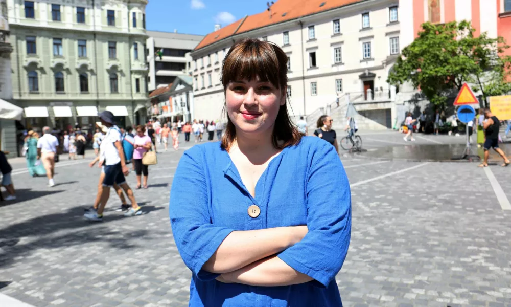 Nika Kovač, direktorica Inštituta 8. marec - 11.08.2023 – Prešernov trg - novinarska konferenca mednarodne zasedbe okoljskih borcev Fridays for future iz Avstrije, Nemčije in Hrvaške ter Inštituta 8. marec, na kateri so predstavili mednarodni poziv Evropski uniji o celostni obravnavi okoljskih problemov in enakopravni obravnavi vseh držav//FOTO: Tomaž Skale