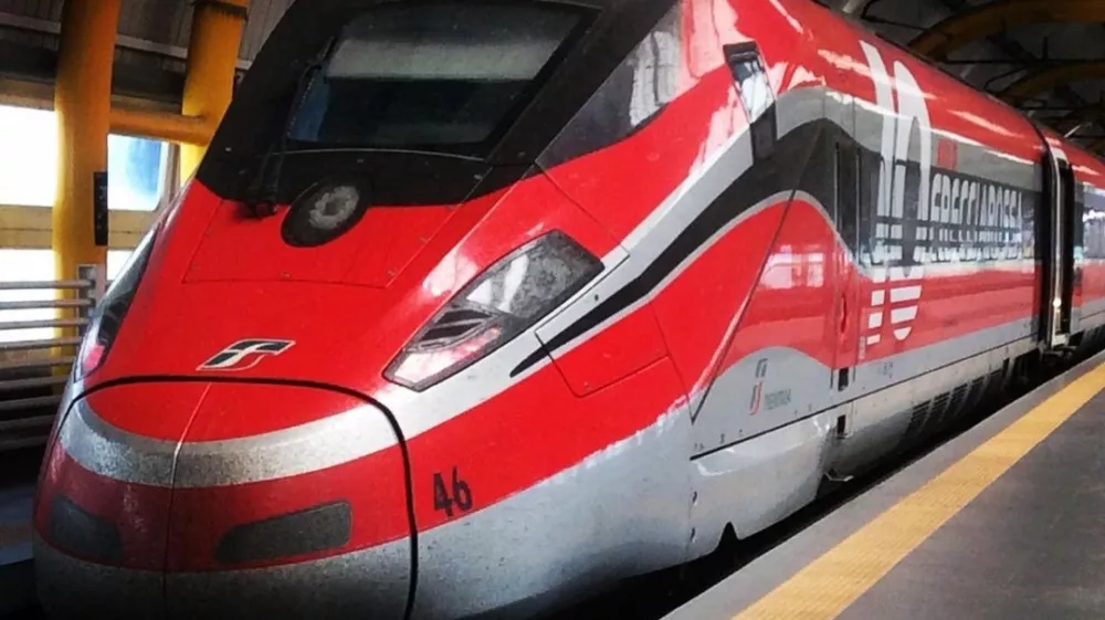 Nacionalna železniška družba Trenitalia je po preizkusu leta 2023 razširila povezavo z uporabo svojih odličnih hitrih vlakov Frecciarossa (rdeča puščica). 