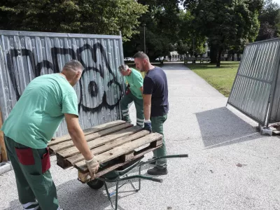 Po opravljeni deratizaciji so delavci včeraj ponovno odprli Miklošičev park. Foto: Jaka Gasar