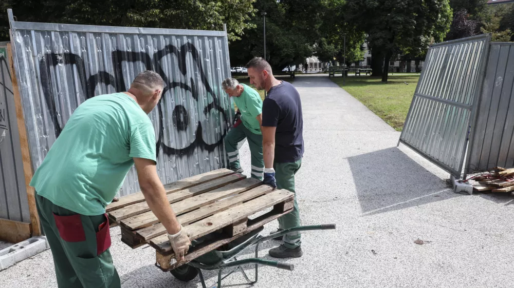 Po opravljeni deratizaciji so delavci včeraj ponovno odprli Miklošičev park. Foto: Jaka Gasar