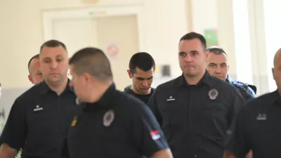 Uroš Blažić (v sredini v ozadju) je bil ob prihodu na sodišče obdan s pravosodnimi policisti. F Pixell