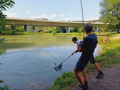 Ribiče v Žejah v zimskem času pogosto nadomestijo ljubitelji drsanja. Tamkajšnji ribniki namreč zamrznejo in ponujajo aktivne užitke na zaledeneli ploskvi, pod katero hibernirajo krapi. Foto: Tina Jereb