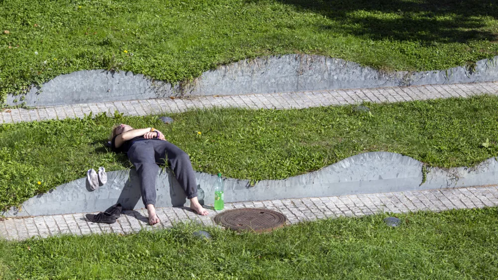 ﻿- ljubljanski utrinek- 8.10.2019 - simbolična fotografija – mladi, brezdelje, študent, počitek //FOTO: Matjaž Rušt