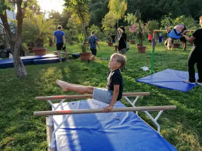 Akrobatske delavnice so organizirane na travi med rastlinjakom in Čolnarno v Tivoliju. Foto: SD Sokol Bežigrad