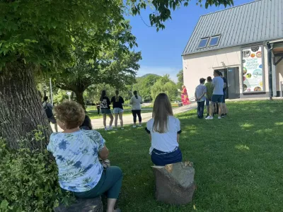 Tako so se junija učenci CVIU veselili zaključka projekta Varujmo in ohranimo Šaleško dolino, ki ga je organizirala Medobčinska zveza prijateljev mladine. Foto: arhiv CVIU