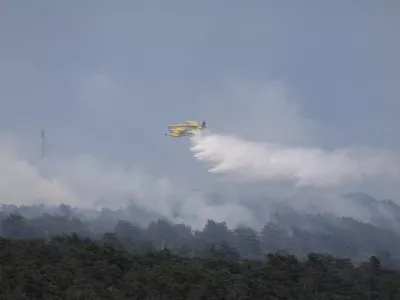 Komen.Gasenje pozara na Krasu.Letalo air tractor.