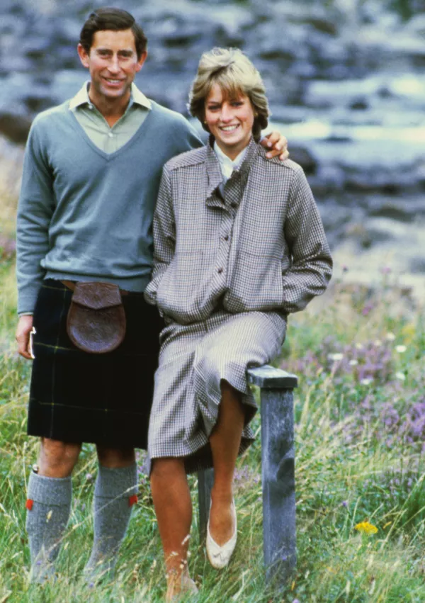 1981-Balmoral, Scotland-ORIGINAL CAPTION READS: Prince Charles and Princess Diana pose together at Balmoral. The happy couple are shown full length and smiling. / Foto: Bettmann