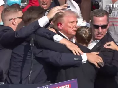 BUTLER, PENNSYLVANIA, UNITED STATES - JULY 13: (----EDITORIAL USE ONLY - MANDATORY CREDIT - 'TRUMP CAMPAIGN OFFICE / HANDOUT' - NO MARKETING NO ADVERTISING CAMPAIGNS - DISTRIBUTED AS A SERVICE TO CLIENTS----) A screen grab captured from a video shows Republican presidential candidate former President Donald Trump appears to be injured after gunshots were reported as he is rushed offstage during a rally on July 13, 2024 in Butler, Pennsylvania. Trump was seen bloodied on his right ear as he was being evacuated from the stage, according to social media footage. (Photo by Trump Campaign Office / Handout/Anadolu via Getty Images) / Foto: Anadolu