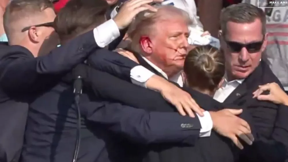 BUTLER, PENNSYLVANIA, UNITED STATES - JULY 13: (----EDITORIAL USE ONLY - MANDATORY CREDIT - 'TRUMP CAMPAIGN OFFICE / HANDOUT' - NO MARKETING NO ADVERTISING CAMPAIGNS - DISTRIBUTED AS A SERVICE TO CLIENTS----) A screen grab captured from a video shows Republican presidential candidate former President Donald Trump appears to be injured after gunshots were reported as he is rushed offstage during a rally on July 13, 2024 in Butler, Pennsylvania. Trump was seen bloodied on his right ear as he was being evacuated from the stage, according to social media footage. (Photo by Trump Campaign Office / Handout/Anadolu via Getty Images) / Foto: Anadolu