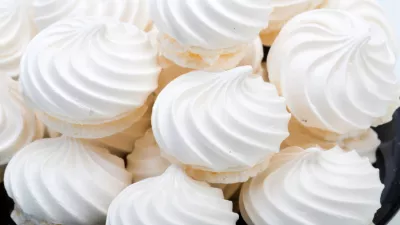 French vanilla meringue cookies on white background / Foto: Wjarek