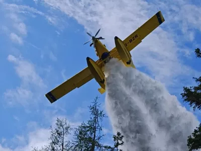 Bohinj.Na Komarci je prislo do pozara v naravi, so na druzbenih omrezjih zapisali v Prostovoljnem gasilskem drustvu (PGD) Bohinjska Bistrica. Zaradi nedostopnega terena pri gasenju pozara pomagajo tudi helikopterji Slovenske vojske (SV) in airtractorja. Pomaga tudi Gorska resevalna sluzba Bohinj in enota Civilne zascite Bohinj za resevanje na vodi.Foto: Gorska resevalna sluzba Bohinj