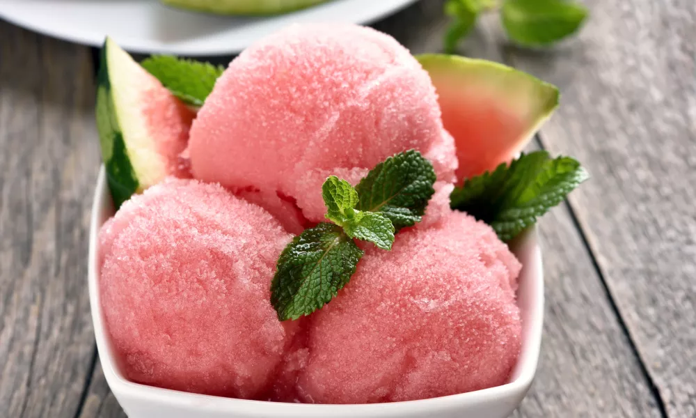 Watermelon sorbet ice cream in bowl, close up view / Foto: Voltan1