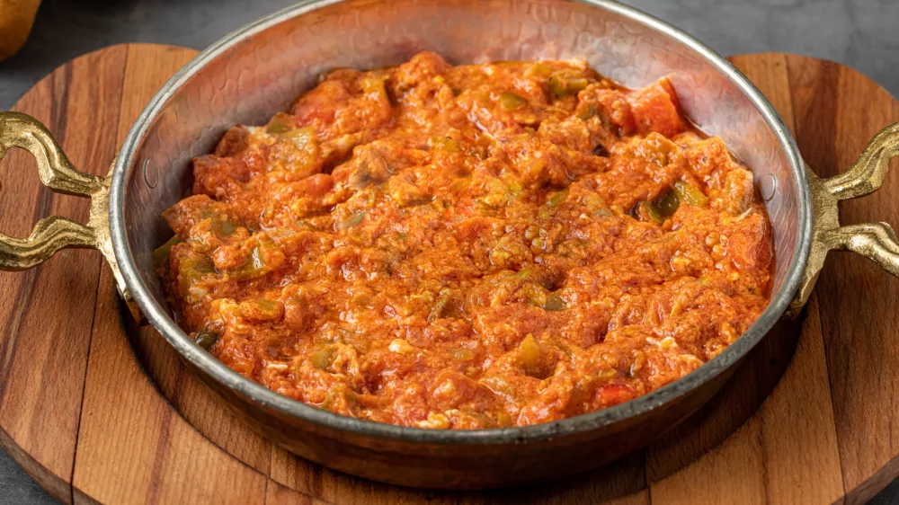 Traditional turkish breakfast food menemen made by eggs and tomatoes / Foto: Yalcinsonat1