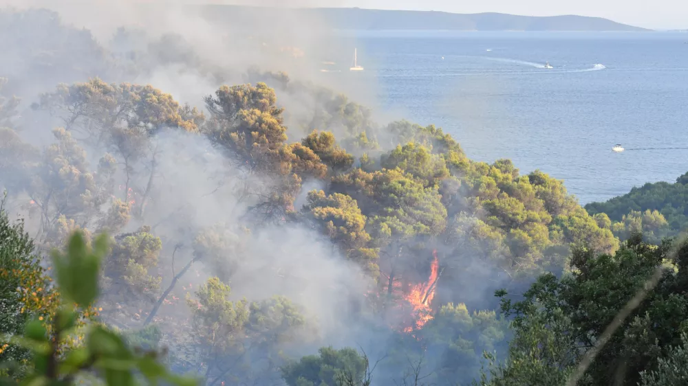 18.07.2024., Trogir - U popodnevnim satima izbio je pozar otvorenog prostora kod Trogira, u blizini hotelskog naselja Medena. U gasenju sudjeluju 3 Canadaira i 70 vatrogasaca s 20 vozila. Photo: Josko Herceg/PIXSELL