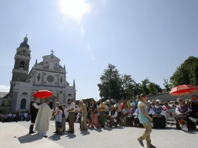  - vera -verniki - obhajilo - cerkev - religija - hostje -; Slovensko narodno svetišče Marija Pomagaj, Brezje//FOTO: Tomaž Skale