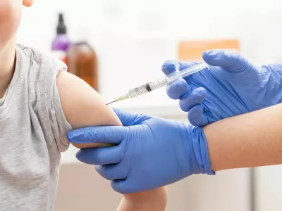 Shot of a little boy getting a vaccination in a hospital smiling and fearless / Foto: Cunaplus_m.faba