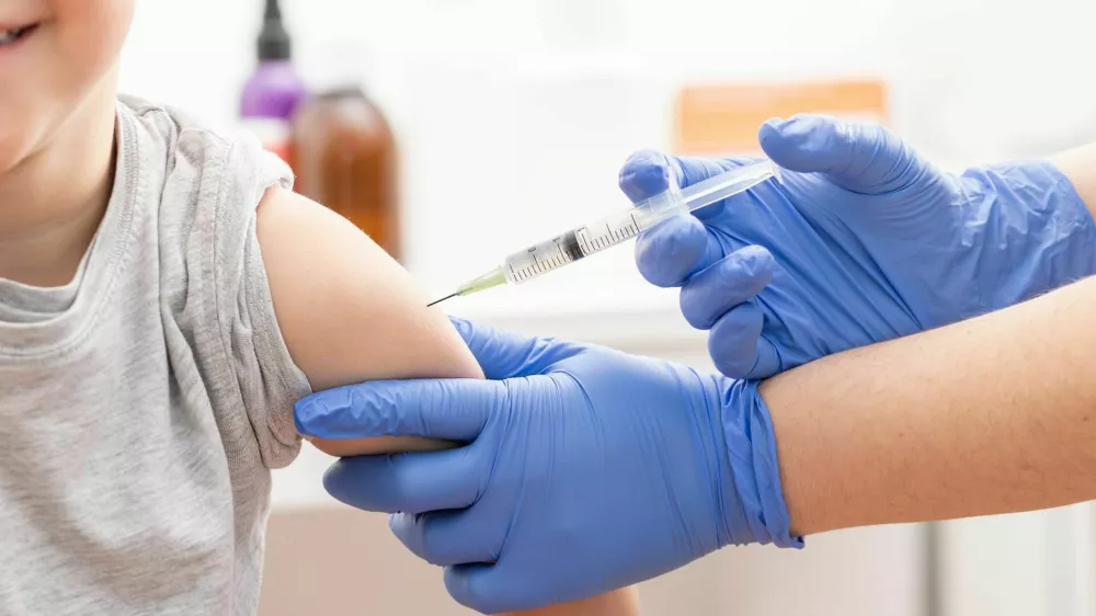 Shot of a little boy getting a vaccination in a hospital smiling and fearless / Foto: Cunaplus_m.faba