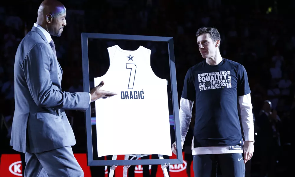 ﻿Alonzo Mourning, left, Miami Heat vice president of player programs, presents guard Goran Dragic his NBA All-Star Game jersey during a ceremony before the start of an NBA basketball game against the Houston Rockets, Wednesday, Feb. 7, 2018, in Miami. Dragic will replace injured Kevin Love in 2018 NBA All-Star Game. (AP Photo/Wilfredo Lee)