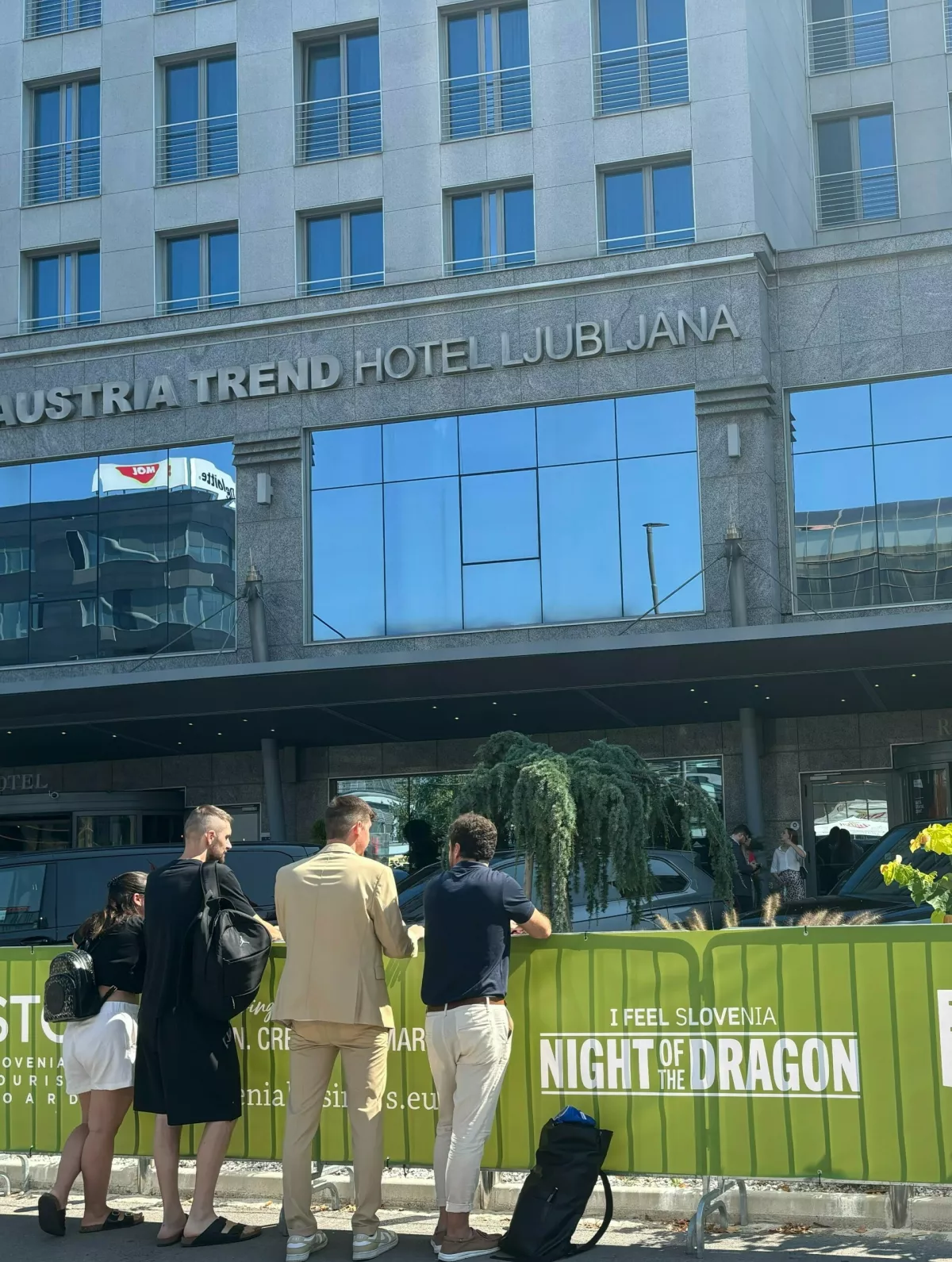 Oboževalci se že zbirajo pred hotelom v katerem so nastanjeni zvezdniki. Foto: Tamara Čalošević 