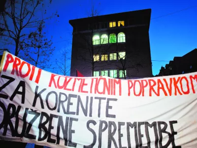 ﻿- ilustrativna fotografijadružbene spremembe, varcevalni ukrepi, neoliberalizem, družba, napredek- Ljubljana 2012 - protest proti politicni in županski eliti v Sloveniji 2012 - GOTOVI SO! - shod na Kongresnem trgu//FOTO: Tomaž Zajelšnik