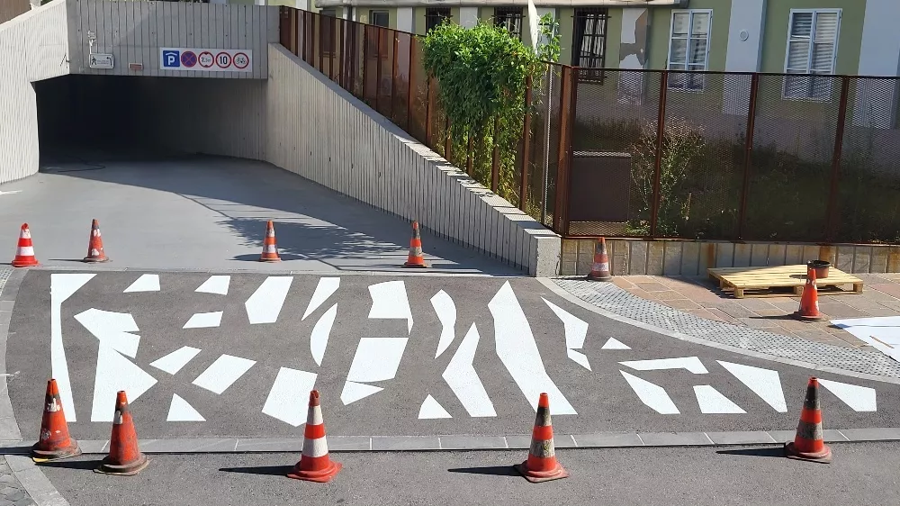 Ker so si v Centru Rog med drugim zadali poslanstvo, da čim več stvari izdelajo sami, so se lotili tudi nekoliko drugačnega prehoda za pešce. Na začetku njihove stavbe, če jo peš ali s kolesom magnete po Petkovškovem nabrežju, so po navodilih njihovega oblikovalca Nejca Praha iz kolektiva Ansambel za delom poprijeli tudi zaposleni pri Javnem podjetju Ljubljanska parkirišča in tržnice. Na dogovorjenem mestu so v petek navsezgodaj narisali precej drugačen prehod, ki poleg tistega pri Botaničnem vrtu na Ižanski cesti in, ki na subtilen način opominjal na pomen biotske pestrosti, prav tako odraža duh okolice.