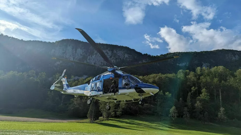 Policijski helikopter, del ekipe za gorsko reševanje